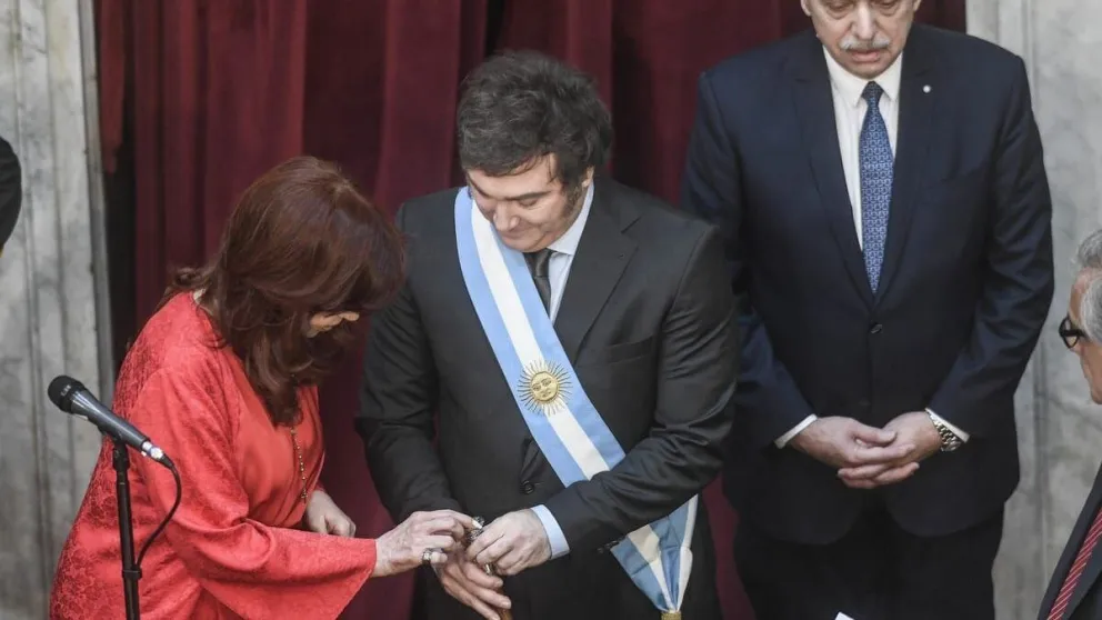 Quién es el dibujante del interior bonaerense que ilustró el bastón presidencial de Javier Milei