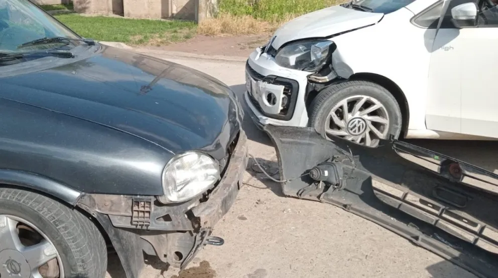 Dos automóviles protagonizaron una colisión con importantes daños materiales