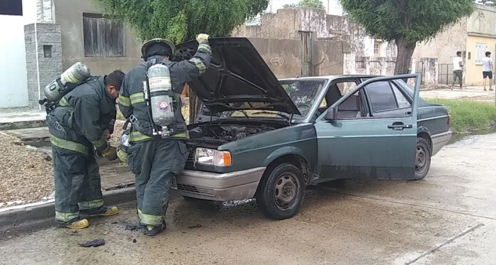 Bomberos Voluntarios trabajaron en un principio de incendio vehicular 