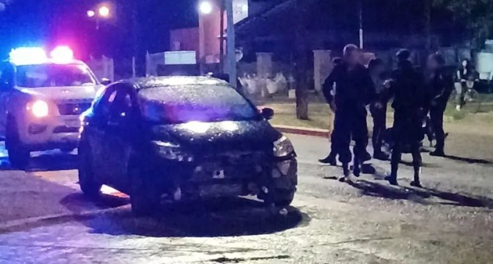 Un auto y una moto colisionaron en la avenida Mariano Unzué: un hombre resultó hospitalizado