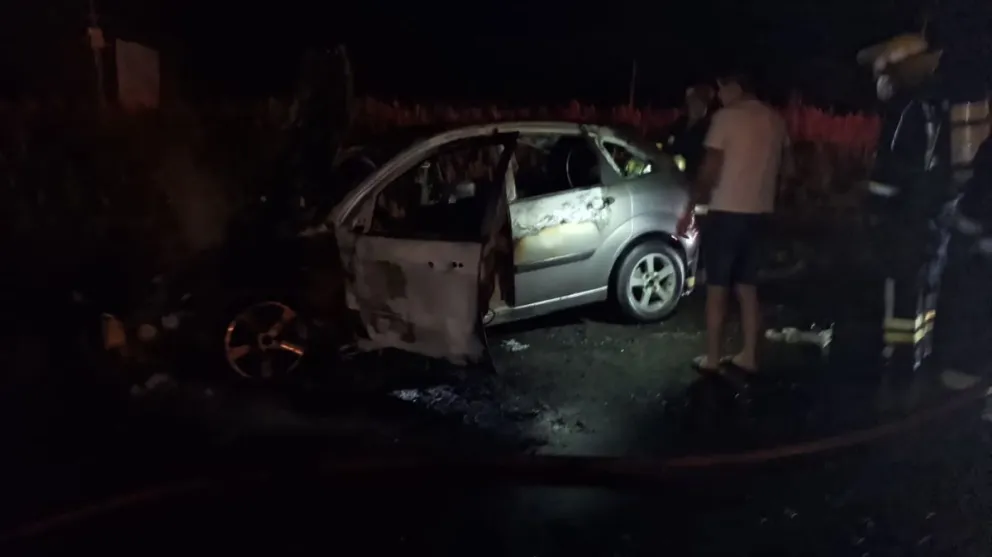 Un automóvil circulaba por Ruta 65 y sufrió un incendio con pérdidas totales