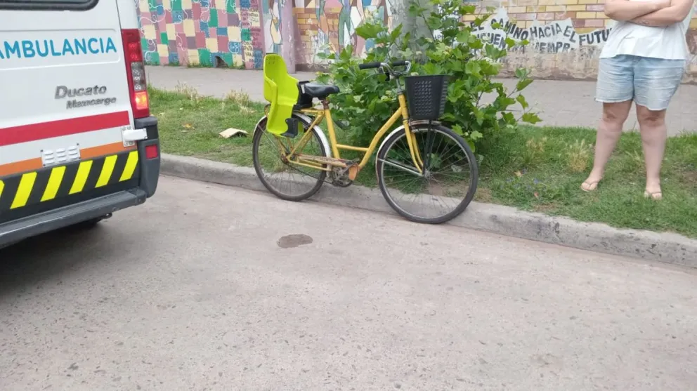 Abrió la puerta de su vehículo y provocó la caída de una ciclista que fue hospitalizada