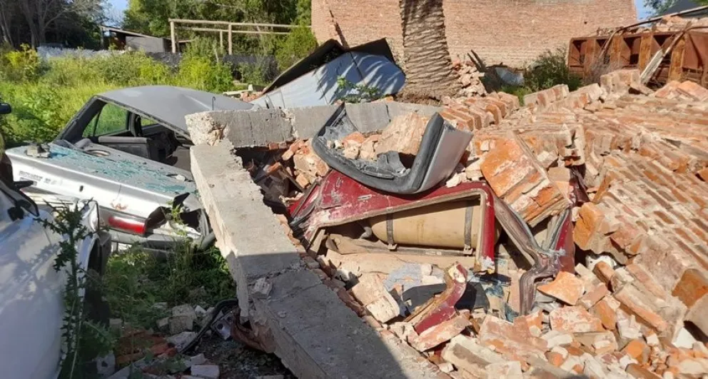 El ex Peladero López volvió a sufrir un derrumbe y tres vehículos quedaron aplastados