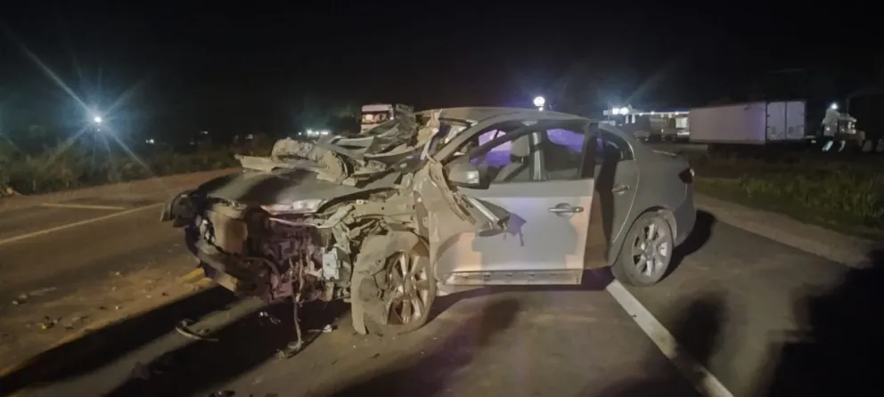 Un automóvil y un camión protagonizaron una fuerte colisión en Ruta 65