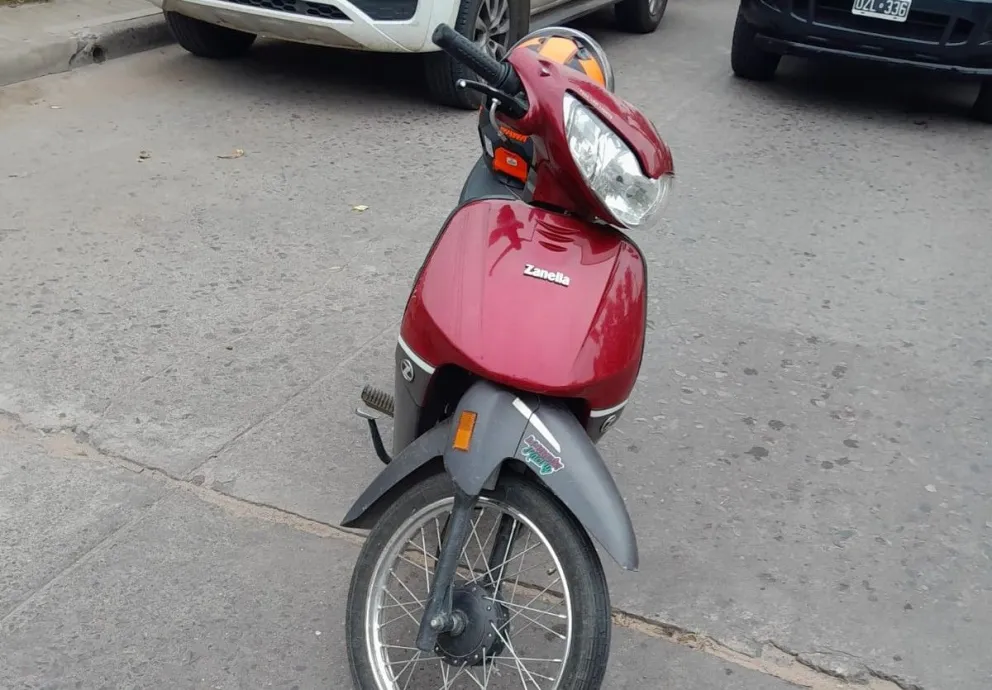 Sufrió una caída por esquivar una bicicleta en avenida Brown: motociclista resultó hospitalizada