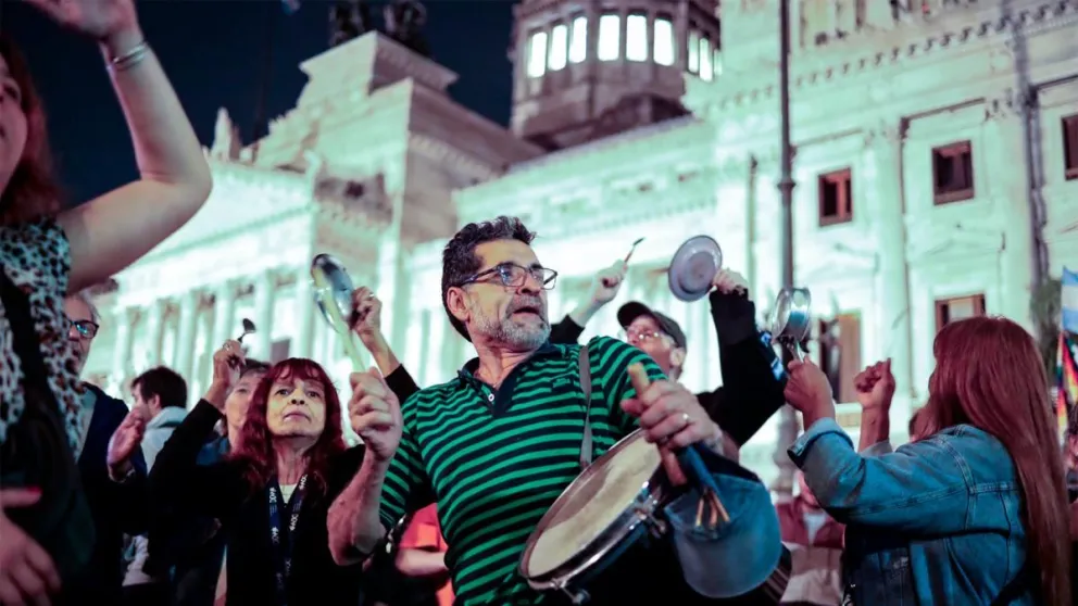 Cacerolazos y protestas masivas: la respuesta a los anuncios de Milei