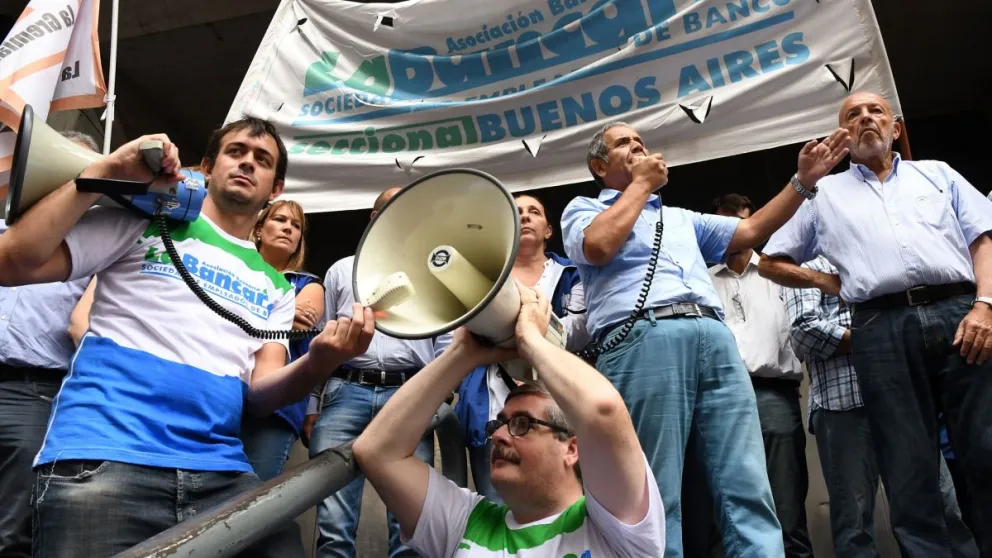 La Asociación Bancaria rechazó el decreto de Milei y se declaró en estado de "alerta y movilización”