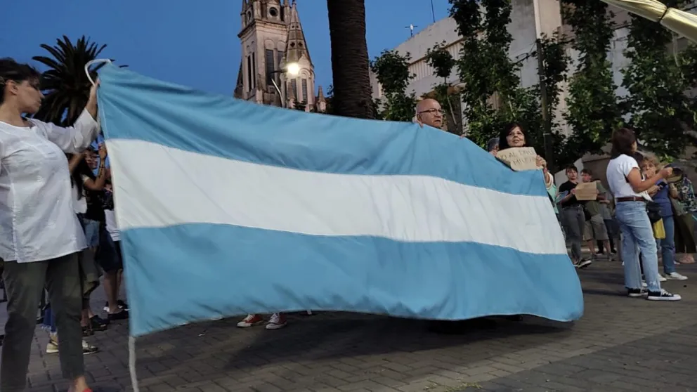 Vecinos de Bolívar realizaron un cacerolazo en el Centro Cívico 
