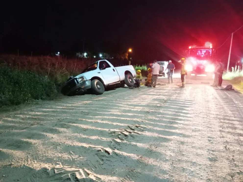 Camioneta con un hombre a bordo despistó en camino de tierra
