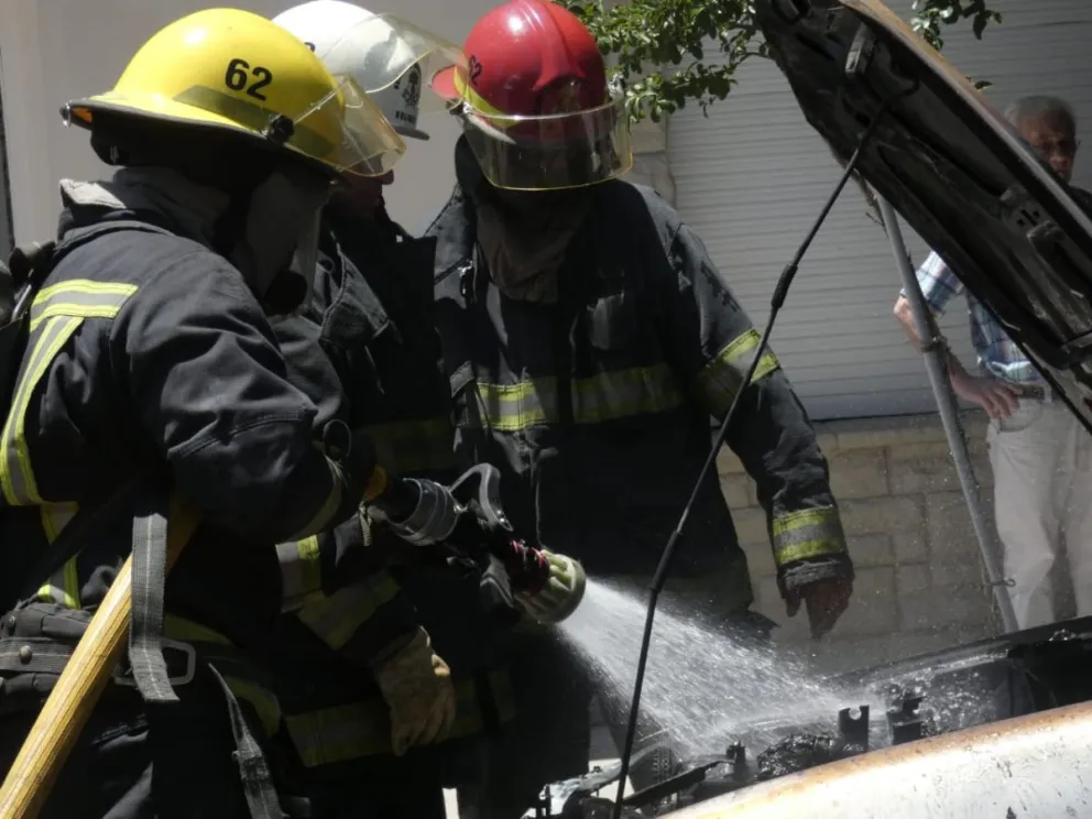 Un auto sufrió un incendio y bomberos acudieron de urgencia