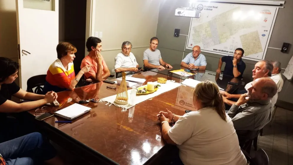 Sectores del agro califican de "excesivo" el aumento de tasas y convocan a productores a movilizar