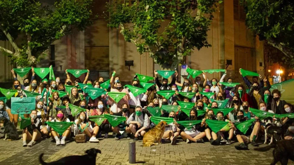 Organizan un pañuelazo a tres años de la Ley de Interrupción Voluntaria del Embarazo