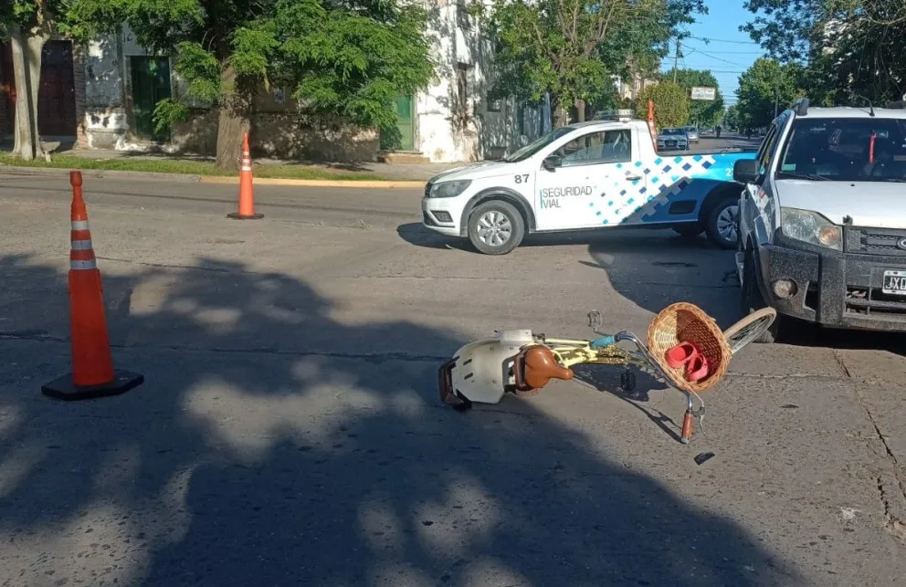 Ciclista hospitalizada tras ser impactada por una camioneta en avenida General Paz