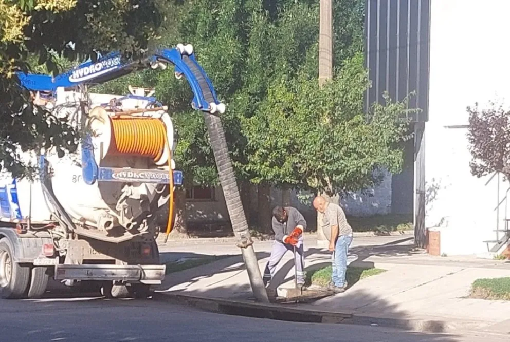 Obras Sanitarias saneó la esquina de Saavedra y Bolívar para evitar inundaciones