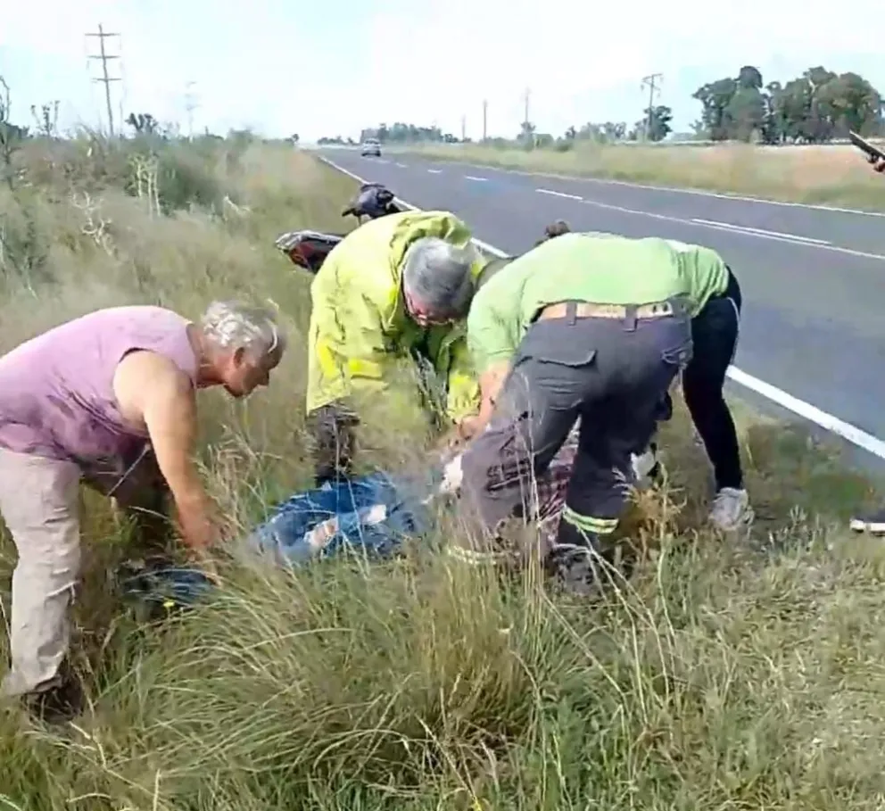 Circulaban en moto por la ruta 65, mordieron banquina y se accidentaron: un hospitalizado
