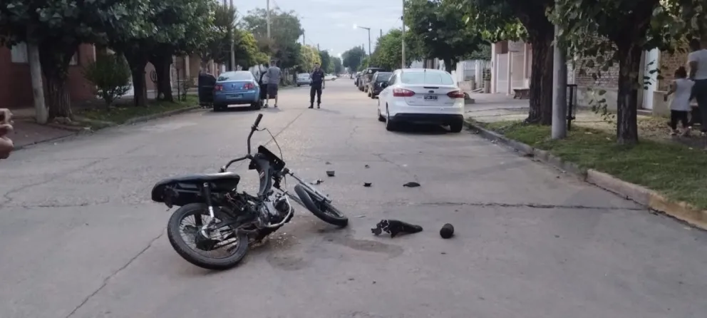 Choque en Ignacio Rivas y Chiclana: hospitalizaron a un motociclista
