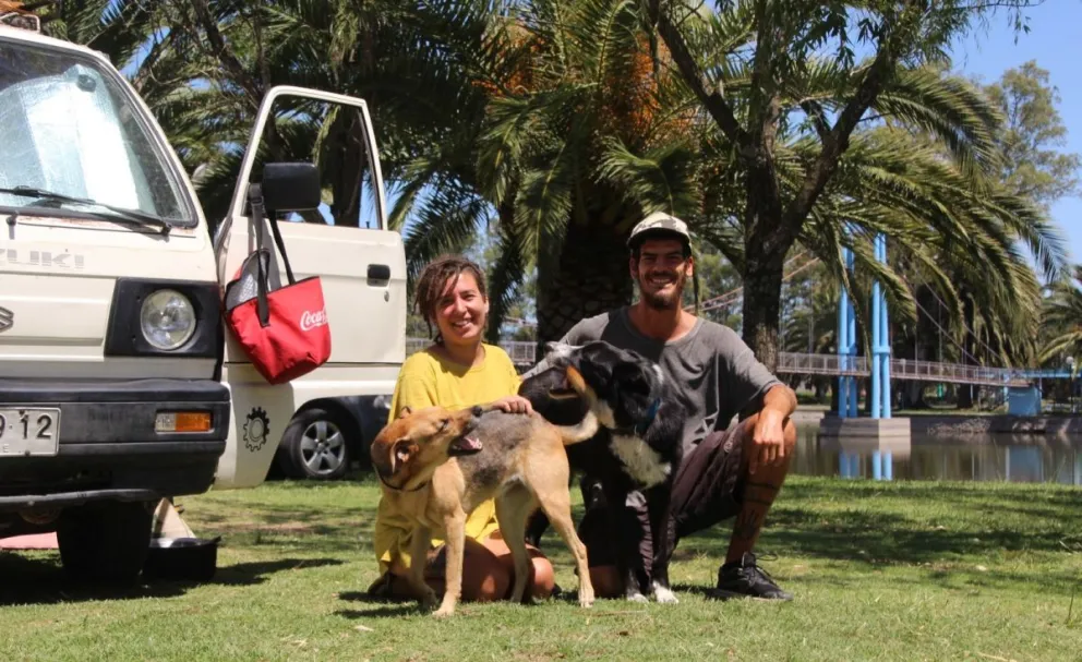 La historia de una familia viajera que hizo base en Bolívar con su furgoneta y celebró año nuevo