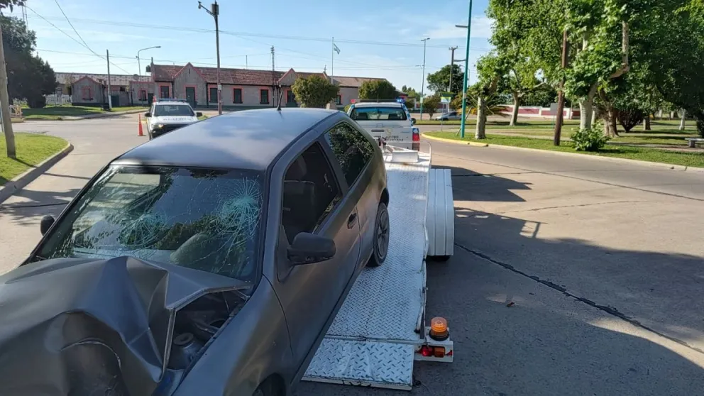 Dos hospitalizados tras una fuerte colisión de un auto contra un poste