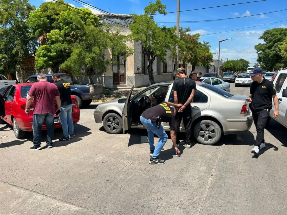 Detienen a un hombre con importante cantidad de dólares en su poder