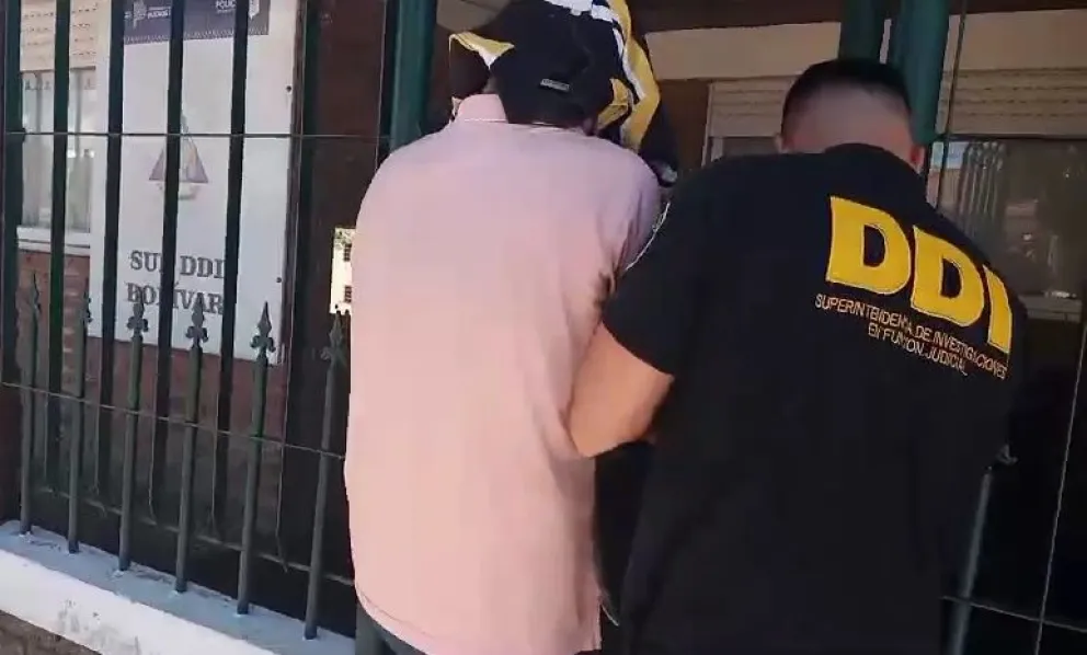 Seguirán detenidos los acusados de pegarle a una mujer y robarle miles de dólares