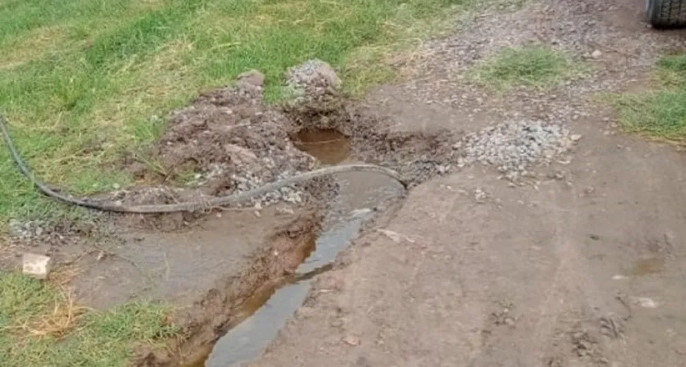   Vecinos reclaman que una familia usurpó una vivienda sin servicios y está en riesgo la salud