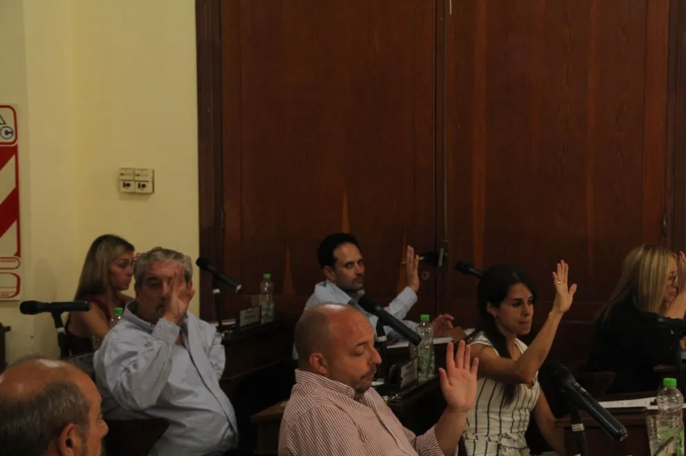 Entre abucheos y concejales fuera del recinto, se aprobaron las ordenanzas Fiscal e Impositiva