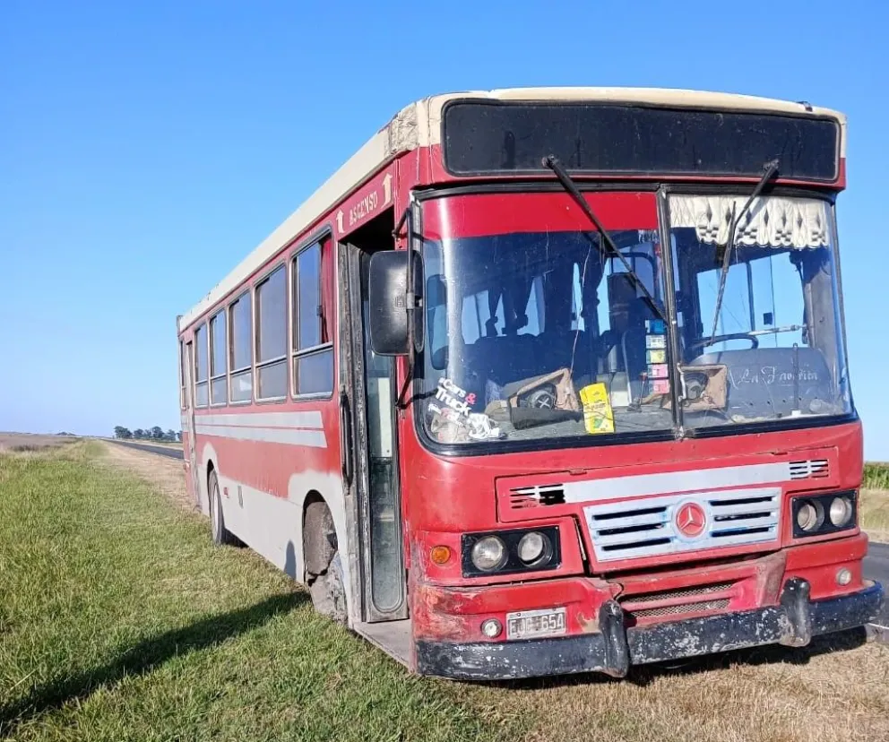 Un micro fue asistido tras realizar una salida forzada en Ruta 205