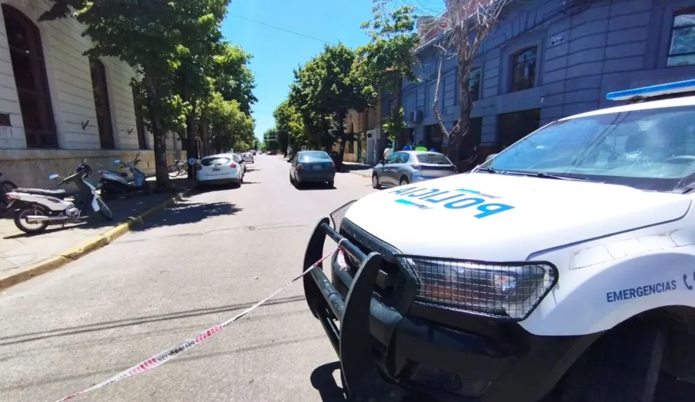 Un hombre resultó hospitalizado tras ser embestido por un automóvil en pleno centro