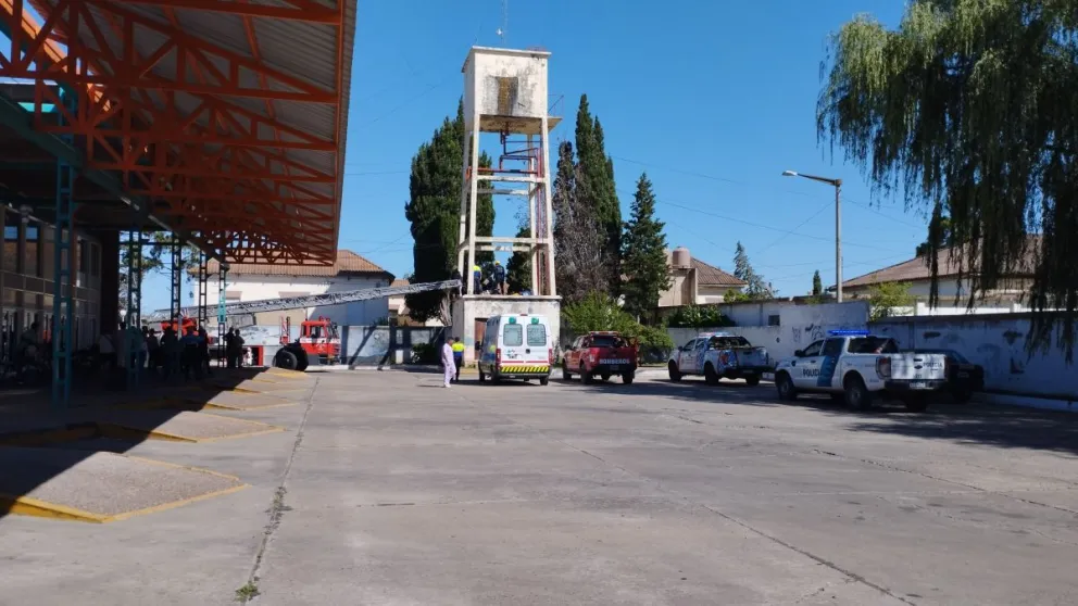 Un hombre se subió al tanque de agua de la terminal y fue rescatado por Bomberos Voluntarios