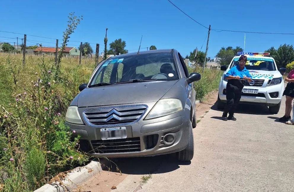 Un automóvil cayó a una zanja en barrio Zorzales y fue asistido