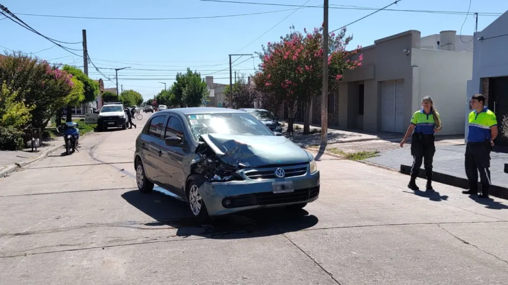 Un hombre resultó hospitalizado tras colisionar contra un vehículo estacionado