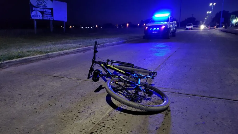 Una moto chocó a un adolescente en bicicleta y se dio a la fuga