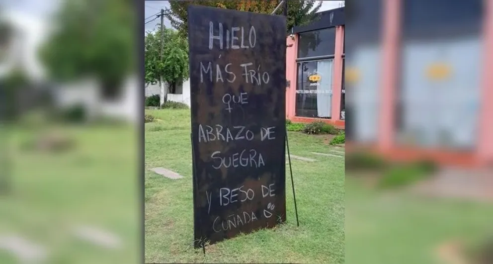 La particular forma de promocionar el hielo de un comercio de Bolívar