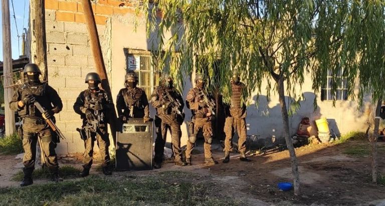 Allanan a sospechosos de faenar terneros en un campo de Bolívar ...