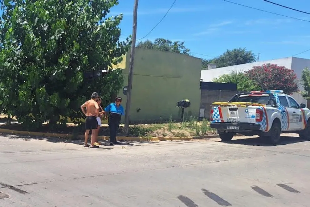 Moto se dio a la fuga tras colisionar con un auto en Bolívar y Castelli