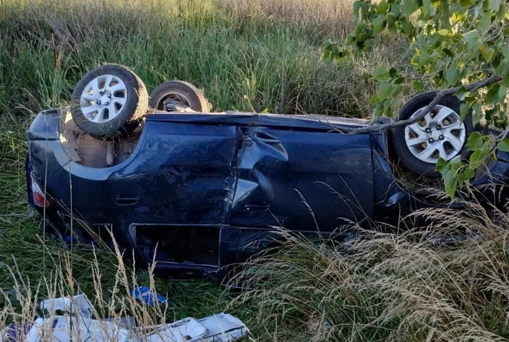 Un auto con tres ocupantes despistó y volcó en la ruta 65 