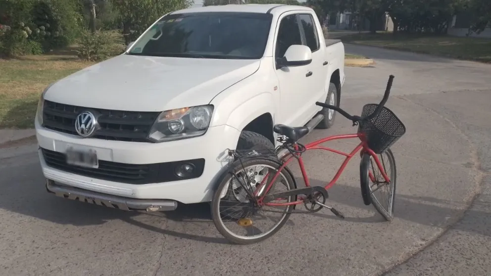 Una camioneta colisionó con una bicicleta en avenida Calfucurá