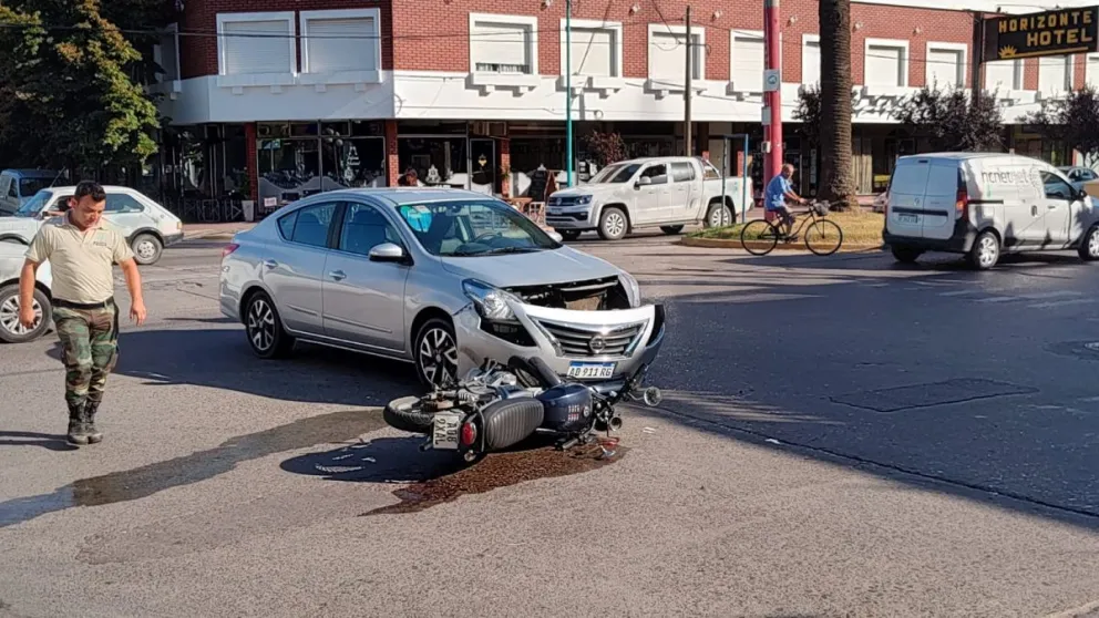 Fuerte impacto en pleno centro entre un auto y una moto: una persona derivada al hospital
