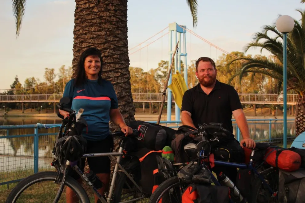Recorren la provincia de Buenos Aires en bicicleta y pasaron por Bolívar: “Es otra realidad”