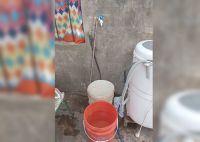 Como todos los veranos: vecinos de María del Carmen llenan baldes ante la baja presión de agua