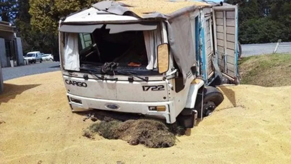 Camionero sufrió un vuelco, salió despedido por el parabrisas y salvó su vida de milagro