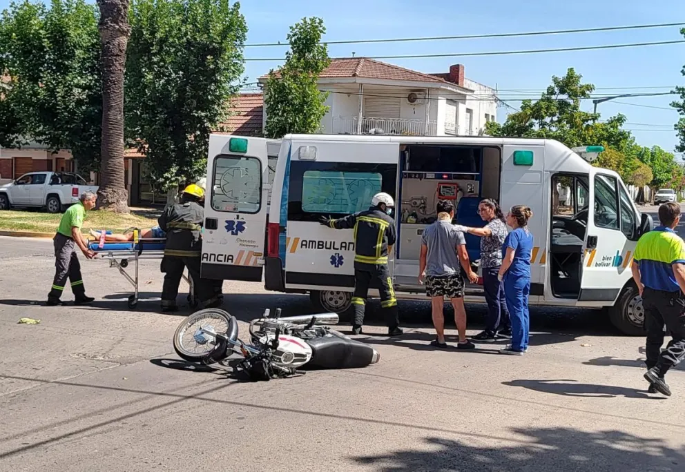 Dos jóvenes fueron hospitalizados tras un accidente en avenida San Martín y Paso