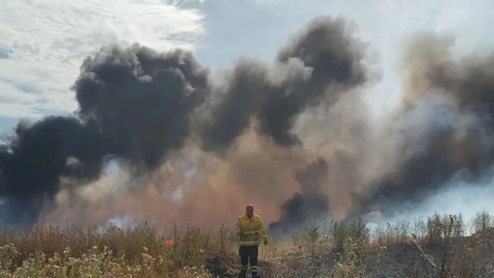 Un feroz incendio en el basurero convocó a bomberos y llenó de humo a barrio Villa Diamante