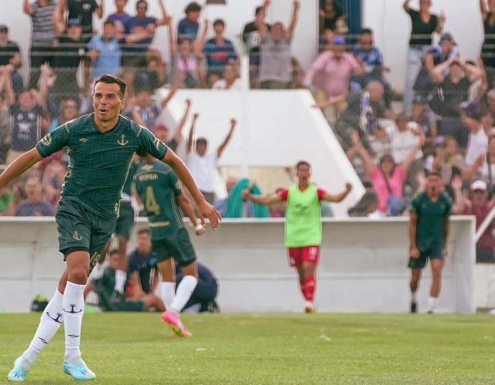 El bolivarense Renso Pérez sumó minutos en el arranque de la Primera Nacional