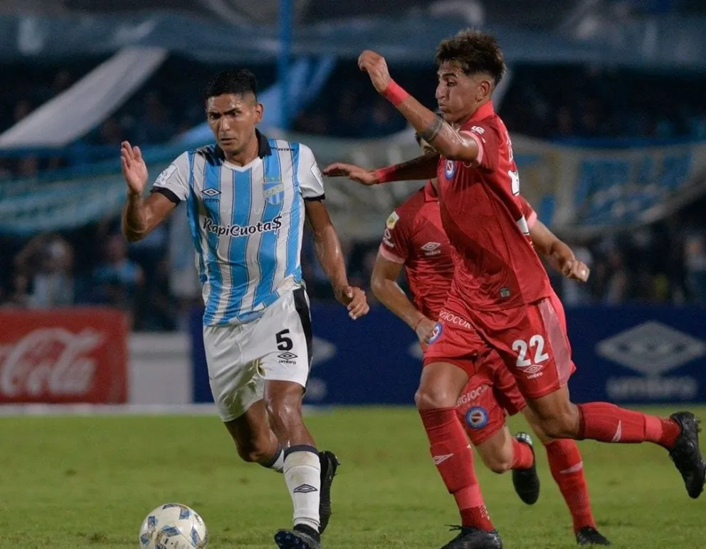 Pupi Lescano volvió a ser titular y jugó un buen partido en el empate de Argentinos