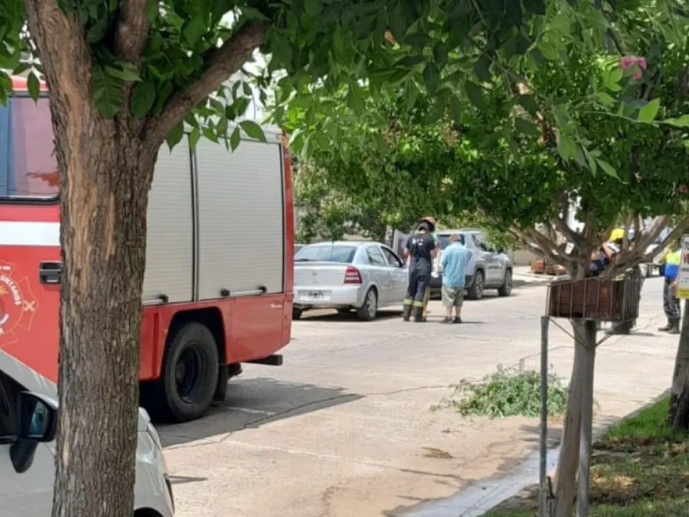 Auto sufrió un desperfecto en la vía pública y convocaron a Bomberos Voluntarios 