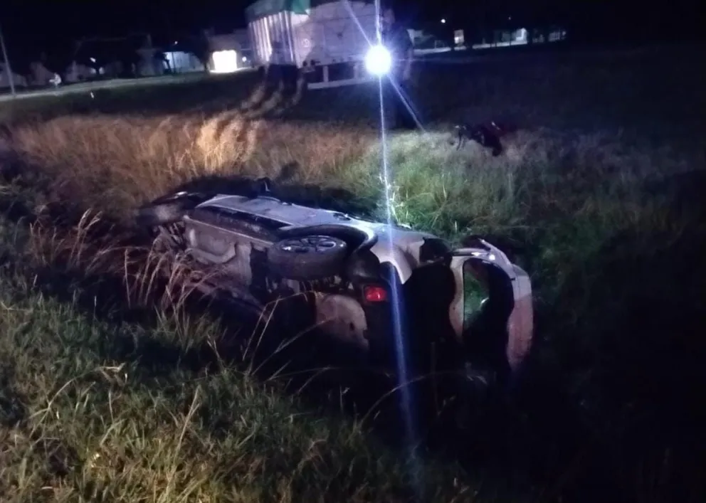 Vuelco de madrugada en la rotonda de acceso a Bolívar: un auto involucrado