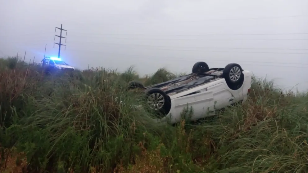 Tránsito complicado por las intensas lluvias: un auto volcó en la ruta 65 a la altura de Ibarra