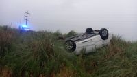 Tránsito complicado por las intensas lluvias: un auto volcó en la ruta 65 a la altura de Ibarra
