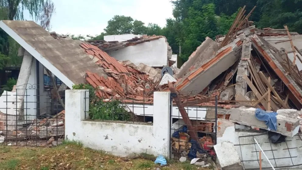 Explotó una garrafa, se derrumbó la casa y una mujer quedó atrapada entre los escombros